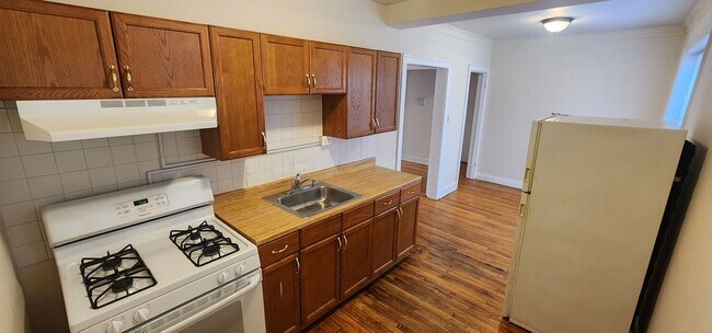 Building Photo - Spacious Belmont-Cragin One Bed/One Bath - Cats welcome! **Income Guidelines Apply**