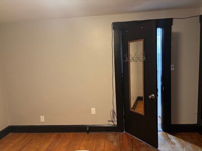 Building Photo - 576 Abbott Ave
