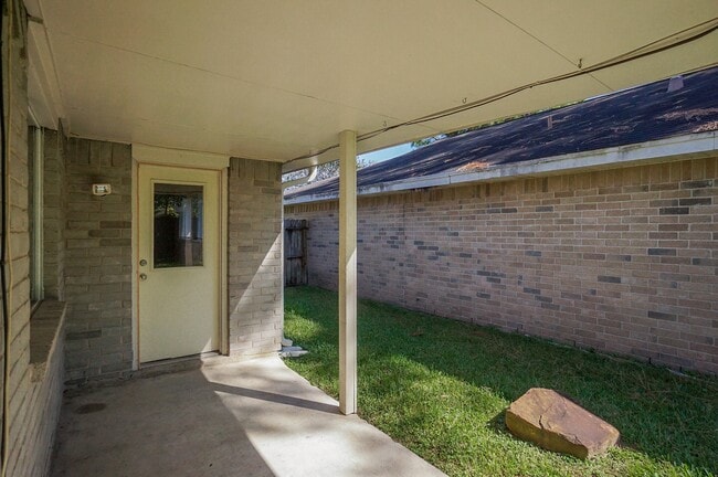 Building Photo - 20143 Beechview Ln