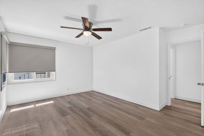 Building Photo - 2,900 /Month Beautiful 2 Bed, 1 Bath Single Story, with Garage Centrally Located in Petaluma!