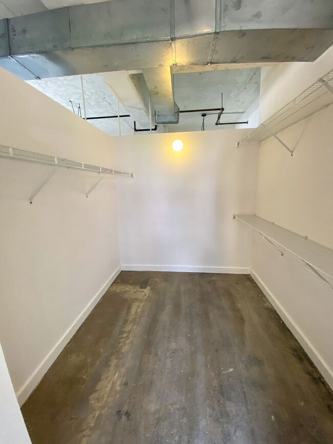 Building Photo - Loft Apartment downtown overlooking Auto Z...