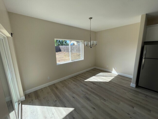 Building Photo - Paradise 2 bed 2 bath with 2 bonus rooms! Newer construction 1700+sqft