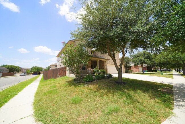 Building Photo - Spacious Home in Cibolo with 3 Car Garage! Realor Commission: $750
