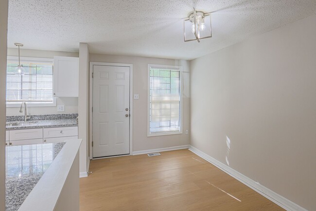 Building Photo - JUST RENOVATED Huge 3 bedroom 3 bathroom t...