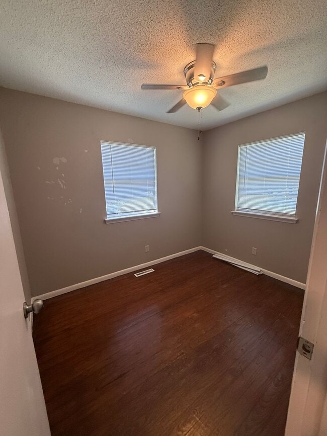 Building Photo - 2 bedroom/1 bathroom