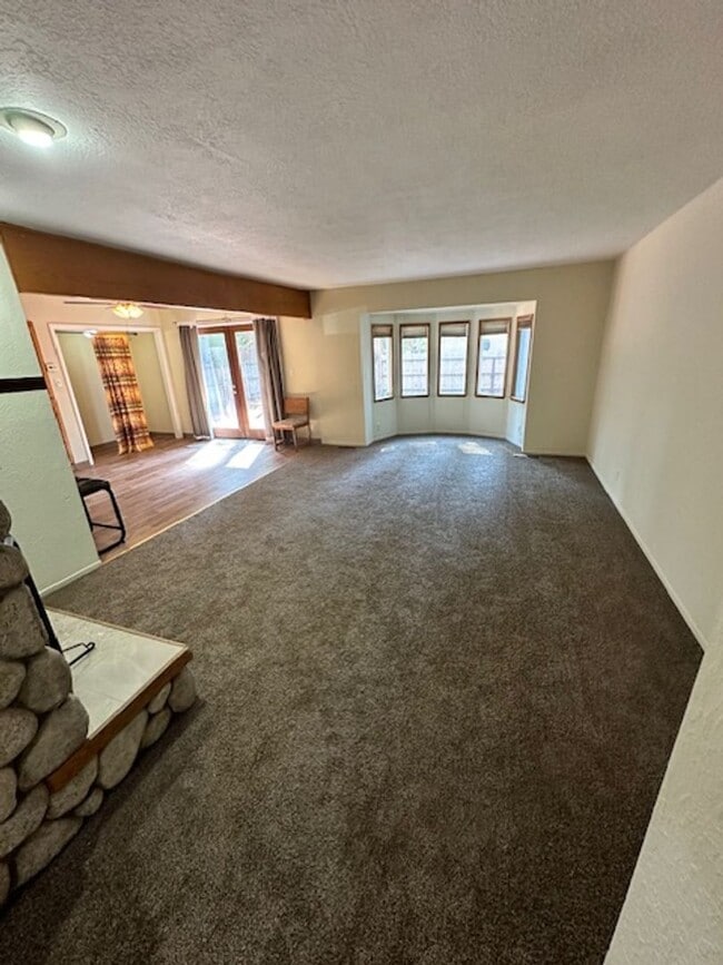 Building Photo - Single level home w/ 3Bd and 2 Ba! Availab...