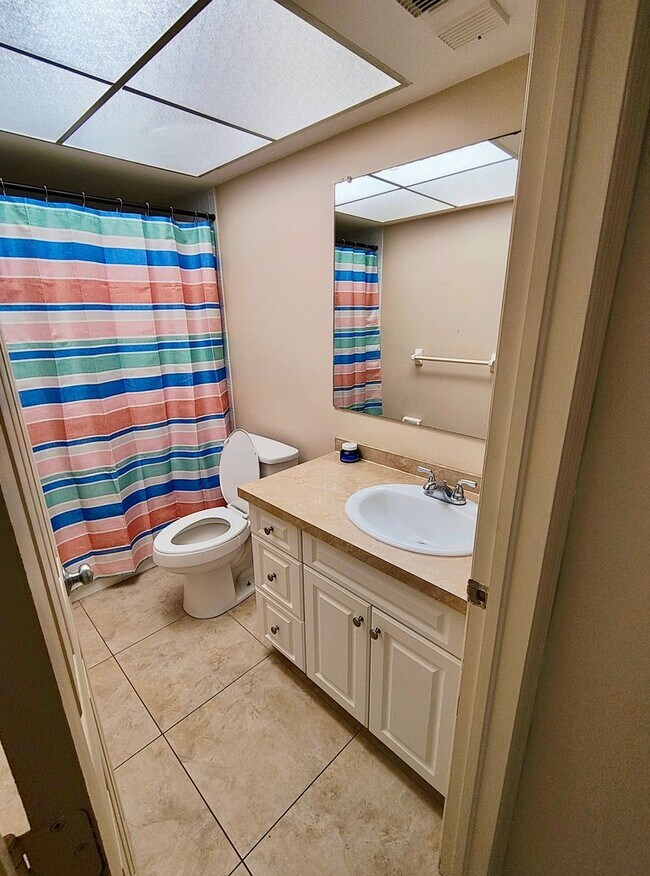 Building Photo - Charming Residence in a Prime Fort Myers Location