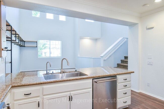 Building Photo - Beautiful 4 Bed, 3.5 Bath Townhouse