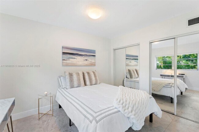 Building Photo - 1860 Venice Park Dr