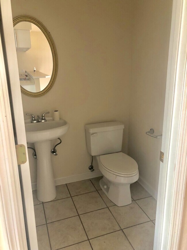 Building Photo - 2 BR 2.5 bath townhouse close to Troy University