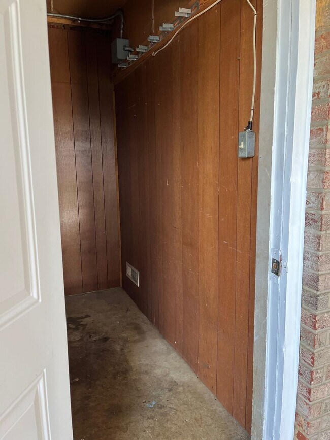 Building Photo - 3 Bedroom / 1 Bath  Johnson City, TN