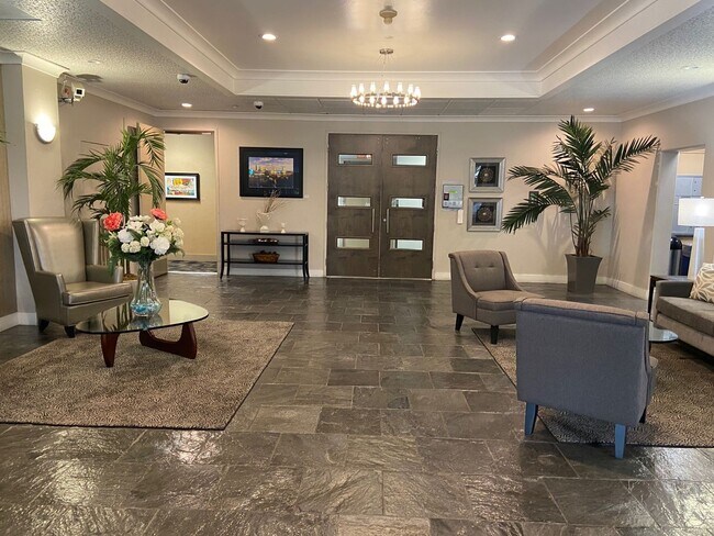 Building Photo - 1 Bedroom 1 Bathroom Downtown Unit with Pa...