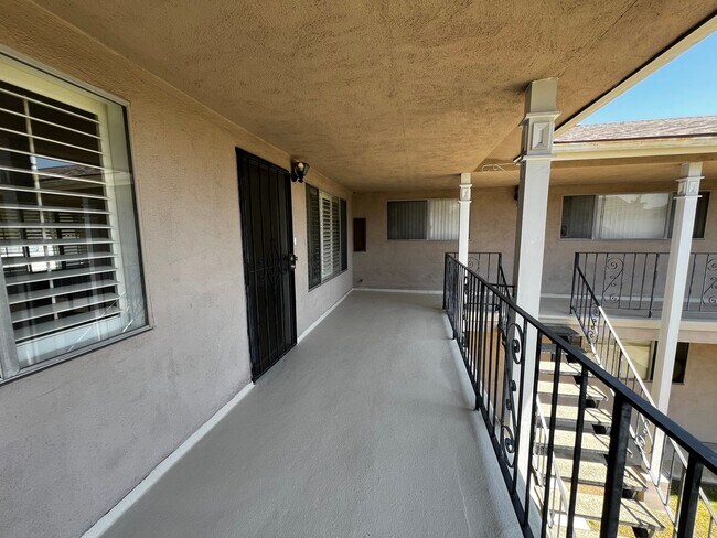Building Photo - 2 Bedroom 1 Bath Apartment for Rent in Whittier with Open Floor Plan
