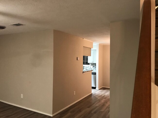 Building Photo - Newly Remodeled Condo!