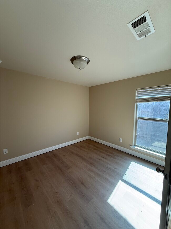 Building Photo - 10307 Valencia Ave