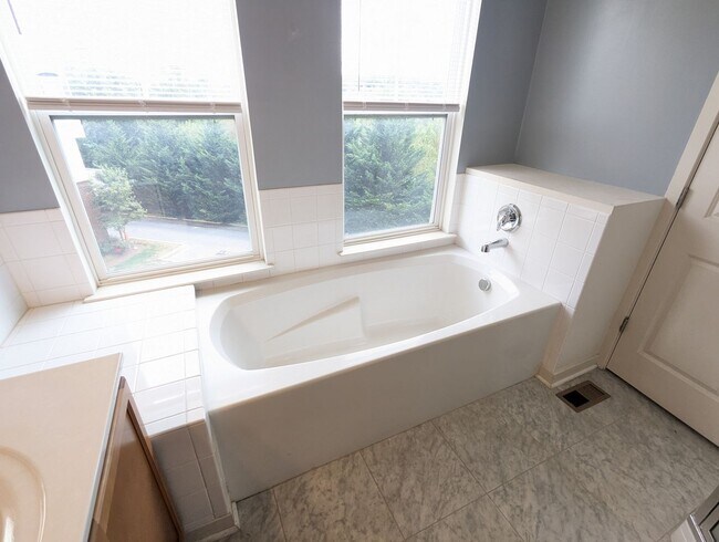 Building Photo - Modern 4 level townhouse available for imm...