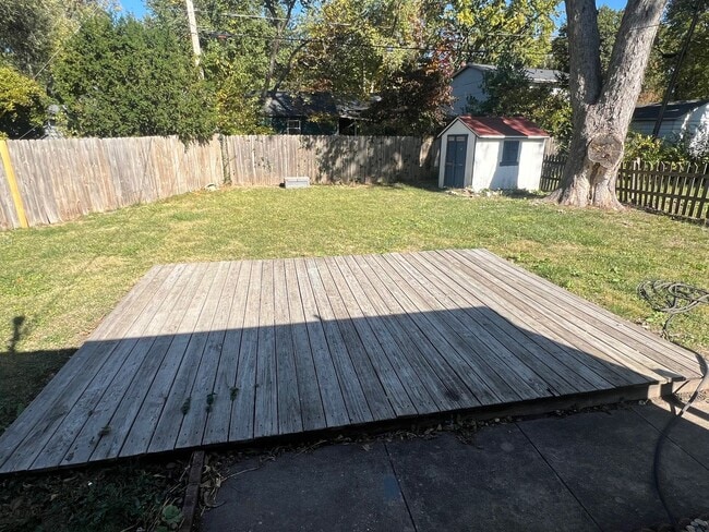 Building Photo - 3 Bedroom home with Fenced Yard - Availabl...