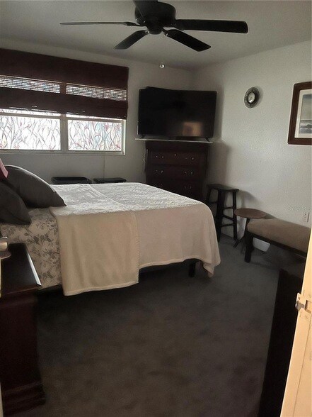 Building Photo - 302 Andover Pl S