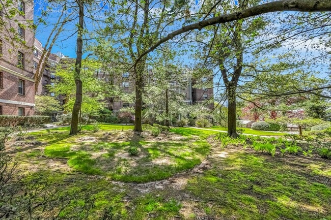 Building Photo - 100 E Palisade Ave