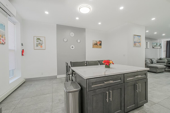 Building Photo - 479 Putnam Ave