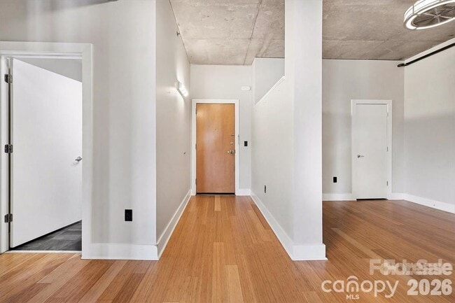 Building Photo - 505 E 6th St