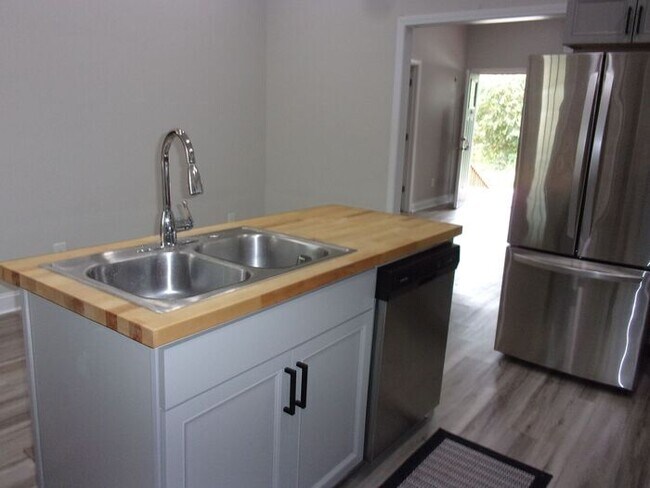 Building Photo - Beautifully Renovated 2 Bedroom 1 Bath Home - Minutes to Downtown Rock Hill