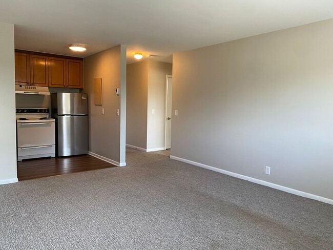 Building Photo - Remodeled 1 Bedroom Apartment!!! Walk to t...