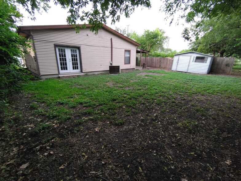 backyard 2 - 410 W Aviation Blvd