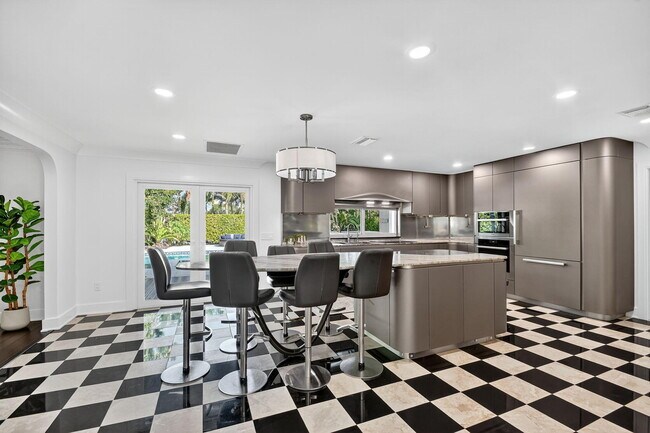Building Photo - 2900 Greenbriar Blvd