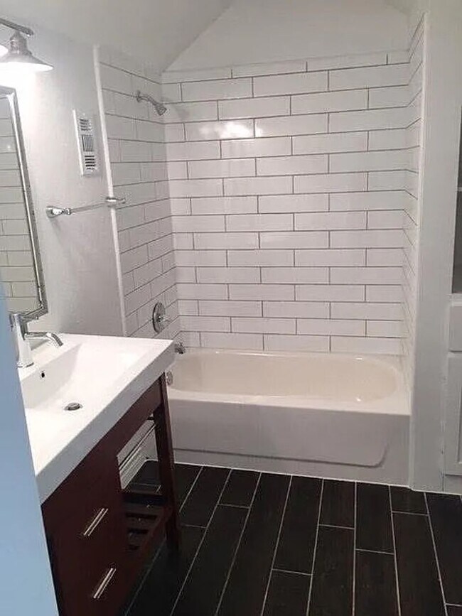 Building Photo - Fantastic 3 bedroom 2 bathroom house in Te...