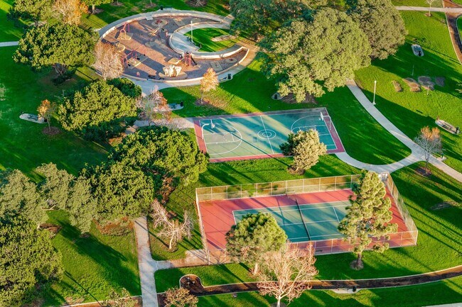 Building Photo - Large Renovated 3bed x 2.5bath Townhouse with Private Patio & 2-Car Garage