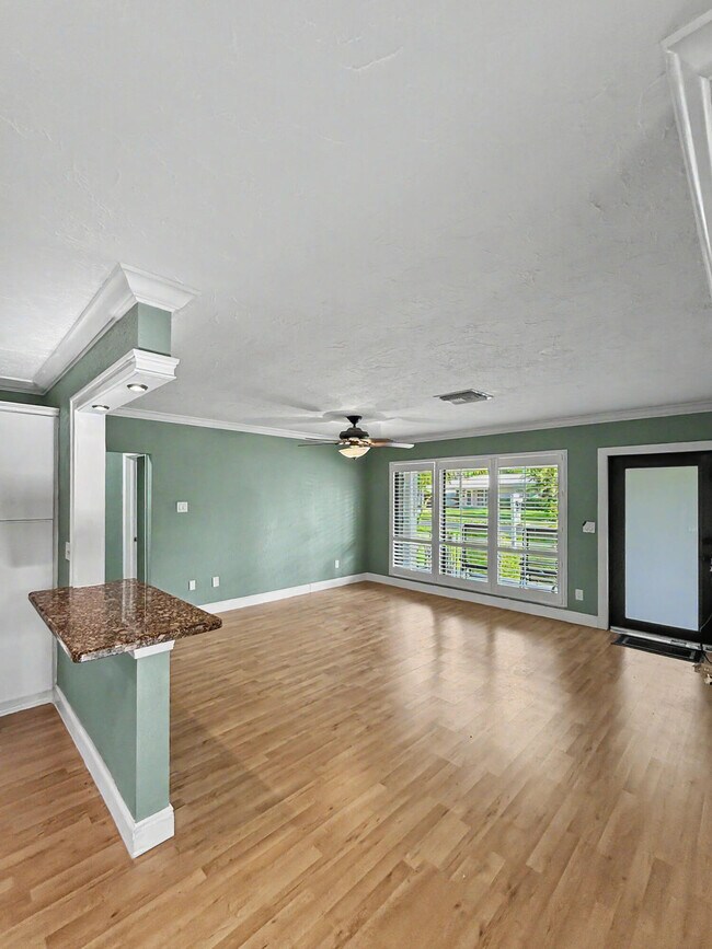 Building Photo - 150 SE 5th Ct