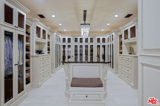 Building Photo - 20101 SW Cypress St