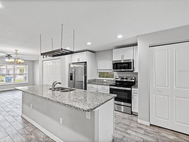 Building Photo - 1238 Vista Way