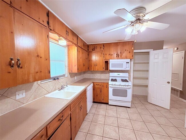 Building Photo - 5915 Sunshine Dr
