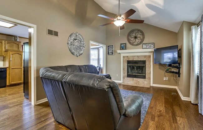 Building Photo - 420 SE Onyx Dr