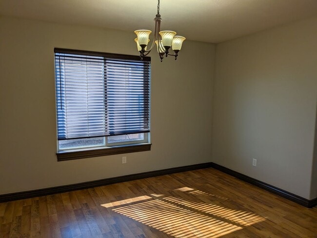 Building Photo - 3 bed 1.5 bath IMMACULATE END-UNIT Townhome in the Meadows