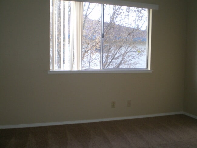 Building Photo - Great Looking 2bd / 1bth 2 Story Condo!