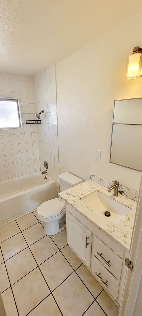 Building Photo - 5202 Canoga St