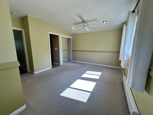 Building Photo - 4Bd/2Ba Bellevue Home