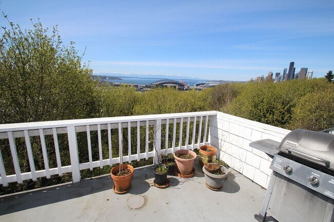 Building Photo - CHARMING 3 BEDROOM TUDOR REVIVAL APARTMENT W/ PUGET SOUND VIEWS