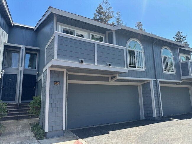 Building Photo - 3 Bed/2 Bath- Beautifully Updated Townhome...