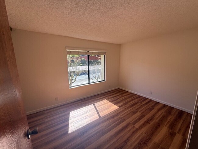 Building Photo - 2-Bedroom, 1.5 Bathroom Townhome in Quiet El Sobrante Neighborhood