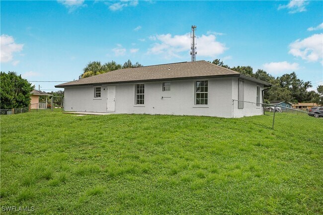 Building Photo - 803 Monroe Dr