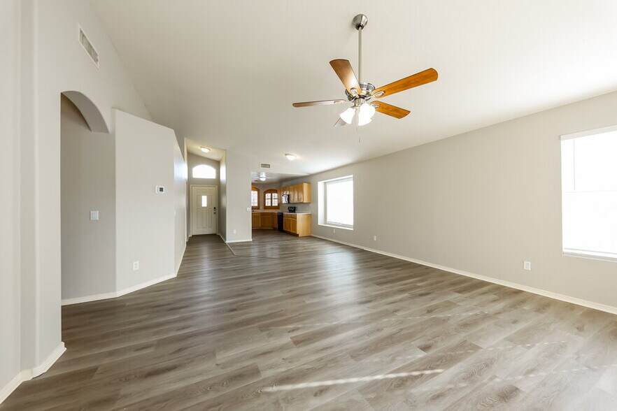 Building Photo - 9631 W Clara Ln