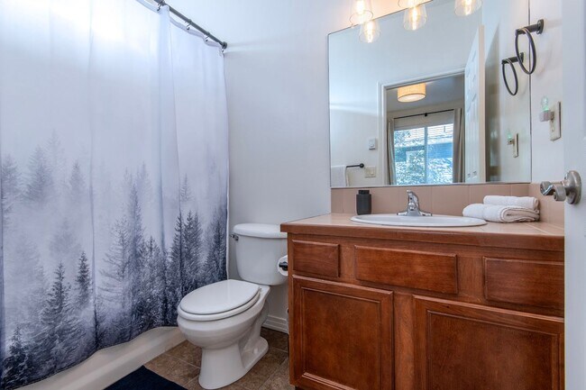 Building Photo - Fully Furnished 2 BR Townhouse in Driggs with Attached Garage