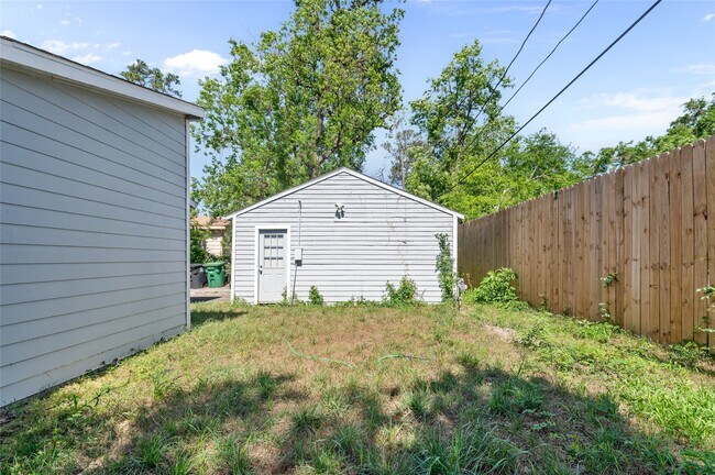 Building Photo - 3853 Rosedale St