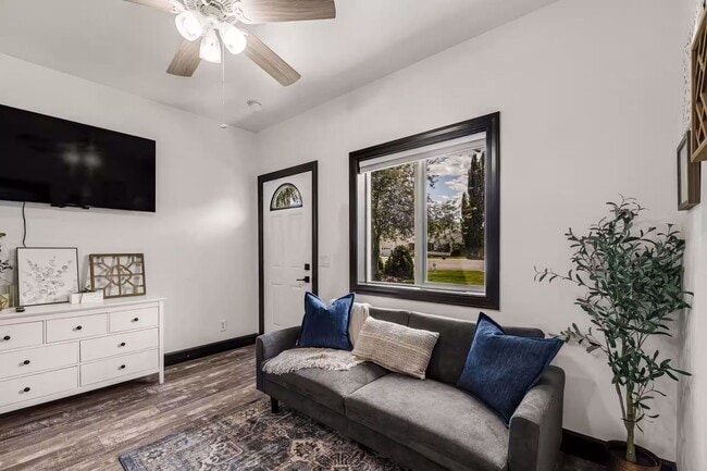 Building Photo - 304 Palomino Dr