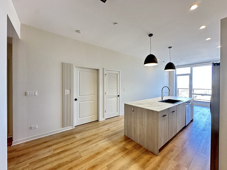 Building Photo - 6324 W Belmont Ave