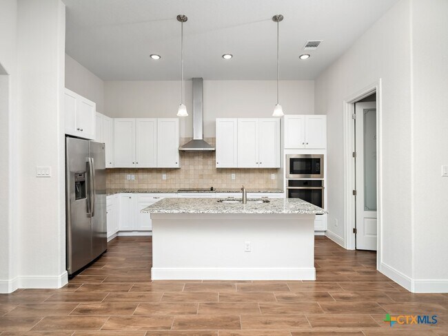 Building Photo - 530 Carriage House